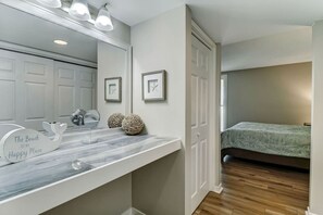 2 bedrooms, desk, iron/ironing board, travel cot - Salty Smiles at Shipwatch on Amelia Island (Fernandina Beach)