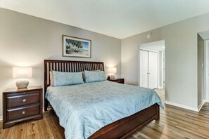 2 Schlafzimmer, Schreibtisch, Bügeleisen/Bügelbrett, Reisekinderbett