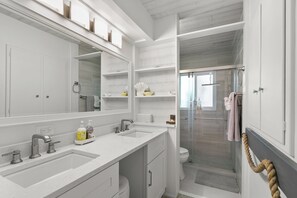 Badekar, hårføner, håndklær og såpe