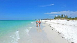 Una playa con agua turquesa cristalina y una orilla arenosa.