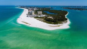 Una spiaggia nelle vicinanze, lettini da mare, teli da spiaggia