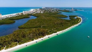 Una spiaggia nelle vicinanze, lettini da mare, teli da spiaggia