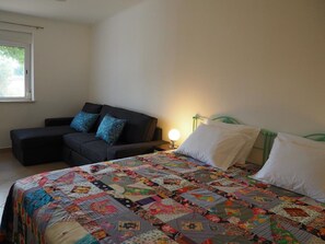 2 bedrooms, iron/ironing board, WiFi, bed sheets