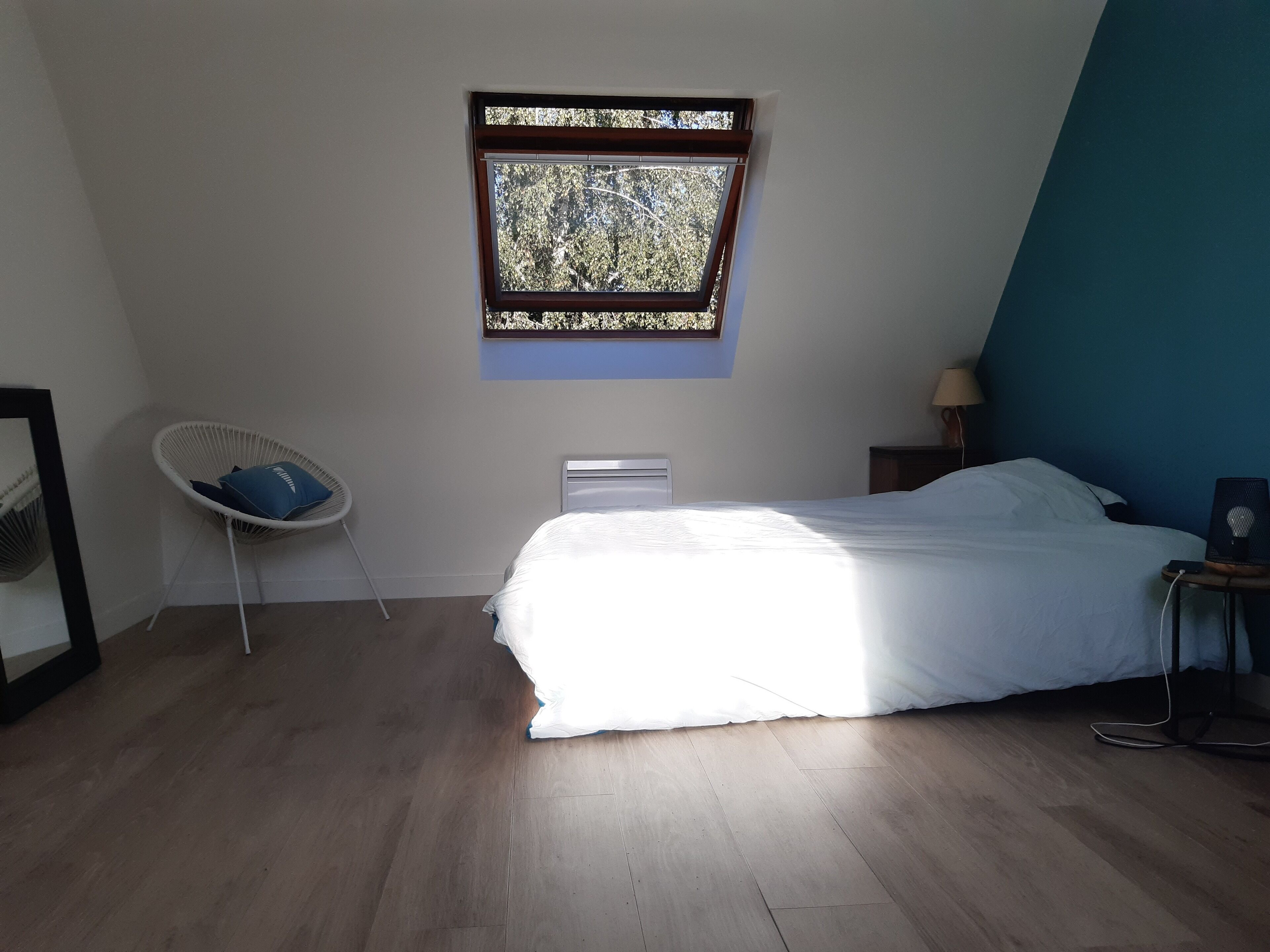 4 chambres, bureau, fer et planche à repasser, lit parapluie