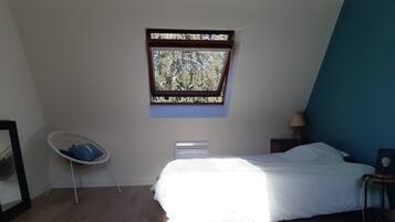 4 habitaciones, escritorio y tabla de planchar con plancha