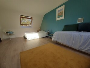 4 chambres, bureau, fer et planche à repasser, lit parapluie