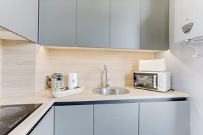 Réfrigérateur, micro-ondes, plaque de cuisson, cafetière/bouilloire