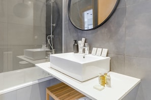 Combined shower/tub, hair dryer, towels