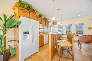 Full-sized fridge, microwave, oven, stovetop