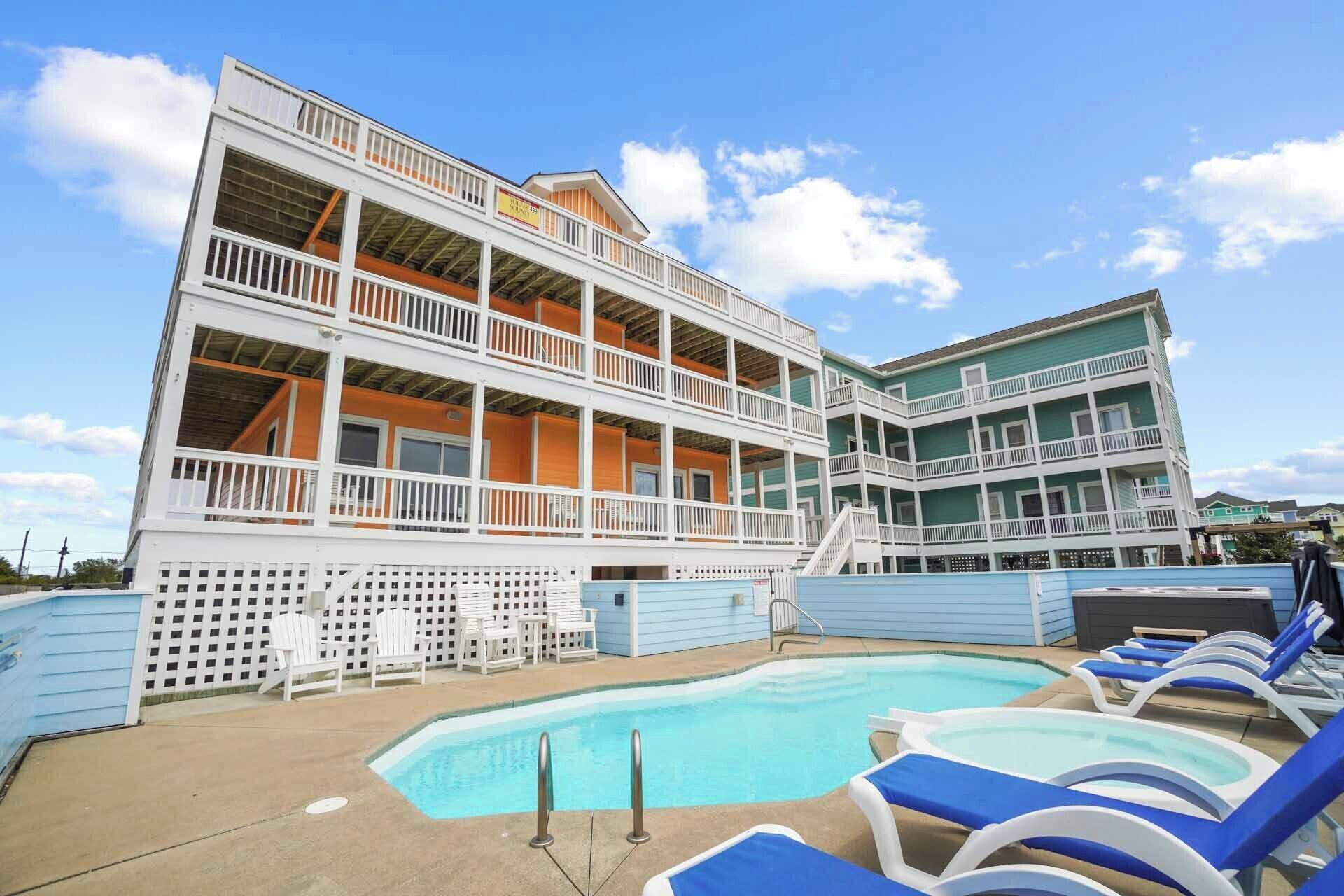 Een buitenzwembad en een verwarmd zwembad