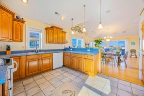 Full-sized fridge, microwave, oven, stovetop