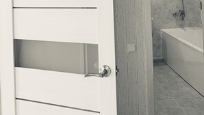 A bathroom with a shower, a bathtub, and a door with a handle. - Center. 1. 2 km to Deribasovskaya (Odesa)