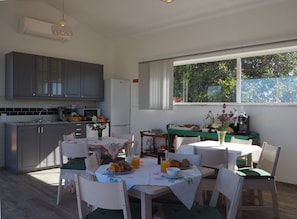 Enjoy a self-service breakfast at the kitchen table, complete with a coffee machine and pastries.