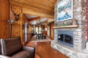 TV, fireplace, video games, DVD player - Mountaineer Manor- views, hot tub, 3 acres fenced in yard, pool table (Sugar Grove)