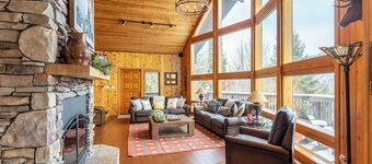 Mountaineer Manor- views, hot tub, 3 acres fenced in yard, pool table