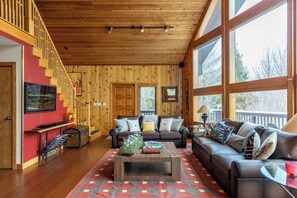 TV, fireplace, video games, DVD player - Mountaineer Manor- views, hot tub, 3 acres fenced in yard, pool table (Sugar Grove)