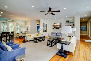 Een smart-tv, een open haard, een tafeltennistafel en boeken