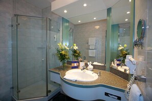 Haartrockner, Handtücher, Seife, Shampoo