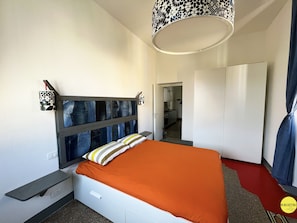 2 bedrooms, iron/ironing board, travel cot, free WiFi