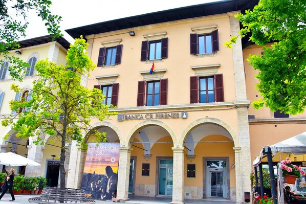 A building with a sign reading "Banca CR FIRENZE".