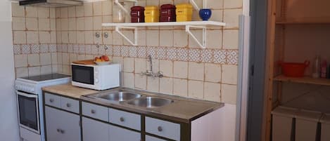 Frigorifero, microonde, forno, piano cottura