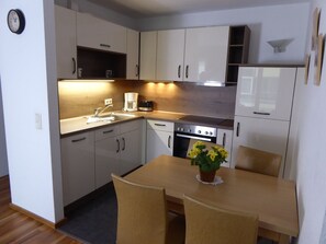 Kühlschrank, Mikrowelle, Ofen, Geschirrspüler