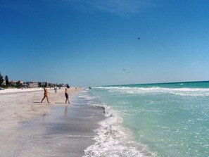 Playa en los alrededores, camastros y toallas de playa 