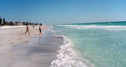 Beachy Keen Cottage B! Just Steps from Indian Rocks Beach!