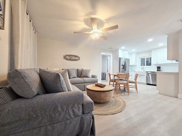 Smart TV, libros y impresora 