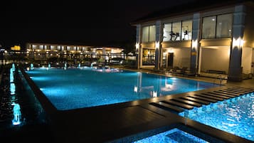 3 outdoor pools