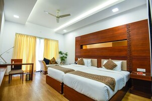 Caja de seguridad en la habitación, muebles diferentes y escritorio 