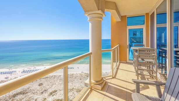 Un balcón con vista a la playa y al océano.
