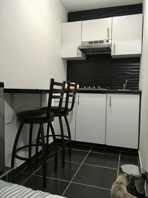 Fridge, stovetop - Hostal La Casita De Los Pajaros (Guadalajara)