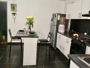 Fridge, stovetop - Hostal La Casita De Los Pajaros (Guadalajara)