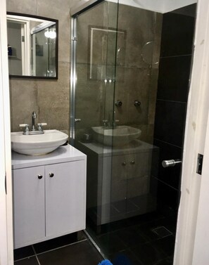 Hair dryer, towels, soap, shampoo - Hostal La Casita De Los Pajaros (Guadalajara)