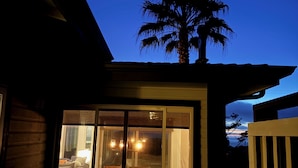 Une maison dotée d’une grande porte vitrée donnant sur un patio.
