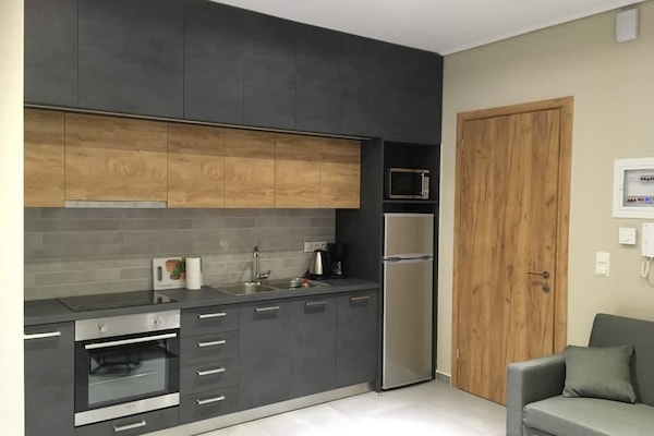 City Apartment, 1 Bedroom (Street View) | Private kitchen | Full-size fridge, microwave, oven, stovetop