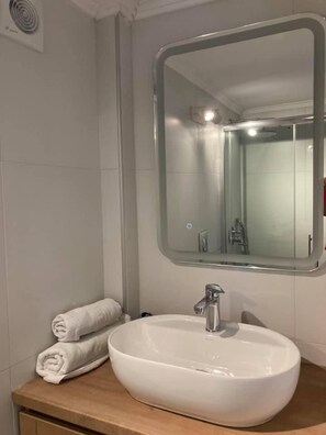 City Apartment, 1 Bedroom (Street View) | Bathroom | Shower, rainfall showerhead, hair dryer, towels - Sofie's Choice Mytilini (Lesvos)