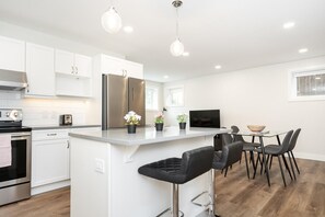 Réfrigérateur, four à micro-ondes, un four, surface de cuisson