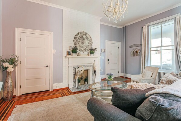 Apartamento, baño privado (The Serendipity Suite) | Salón