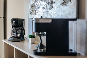 Apartamento, baño privado (The Serendipity Suite) | Cocina compartida