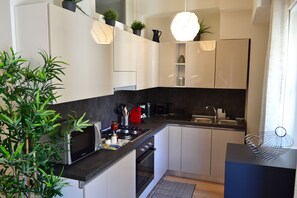 Kjøleskap, mikrobølgeovn, ovn og kokeplater