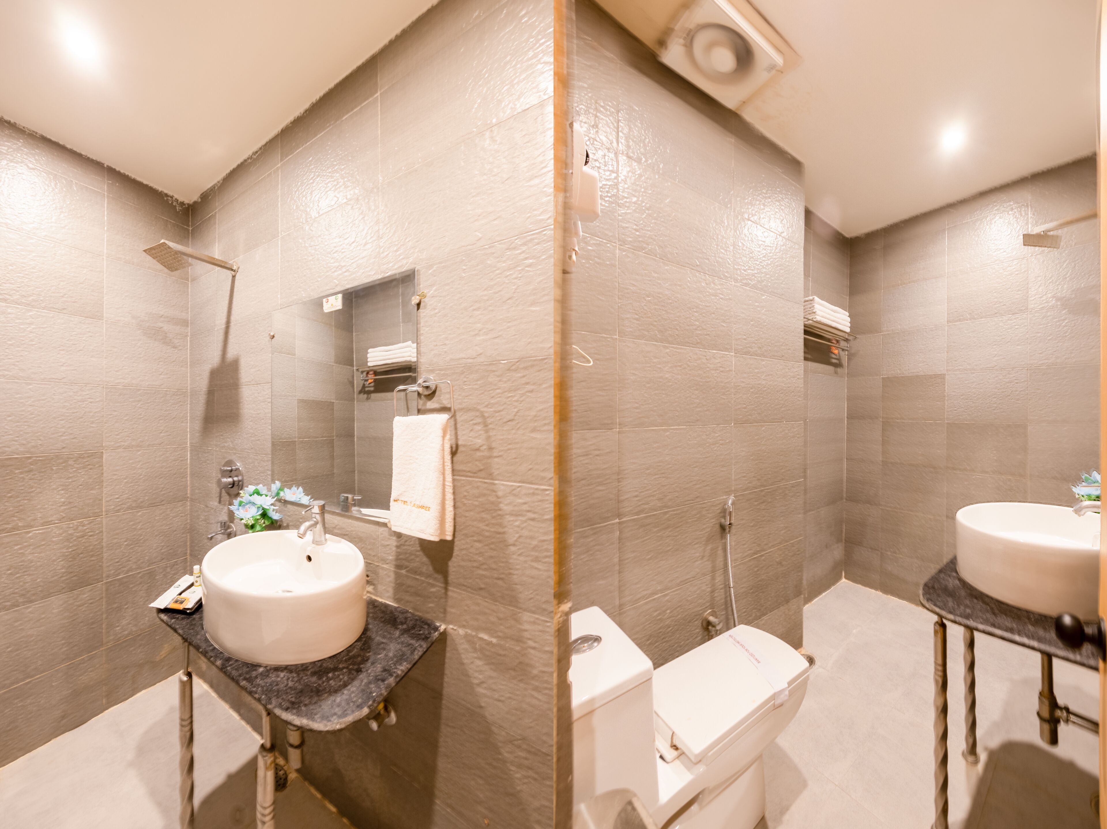 shower, rainfall showerhead, free toiletries, hair dryer