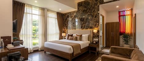 Habitación Deluxe | Ropa de cama de alta calidad y edredones de plumas