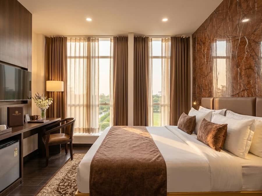 Deluxe Room | Premium bedding, down comforters, pillowtop beds, individually decorated