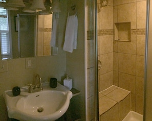 Combined shower/bathtub, hair dryer, towels, toilet paper