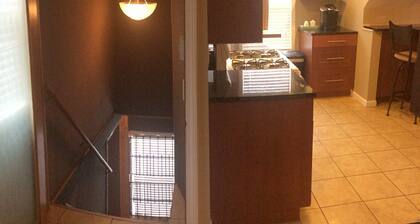 Modern One Bedroom Apartment 35 miles to Chicago