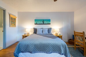 2 Schlafzimmer, Schreibtisch, Bügeleisen/Bügelbrett, Reisekinderbett