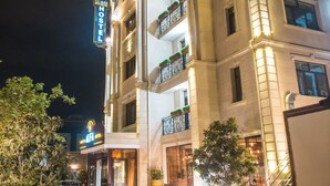 Un hotel de diverses plantes amb un rètol que indica que és un hostal.
