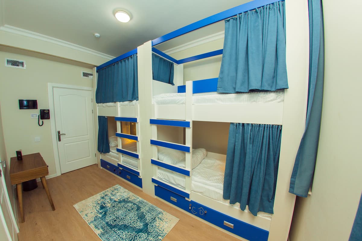 Dormitorio compartido básico, solo para hombres (Bed in 6-beds dormitory) | Insonorización y wifi gratis